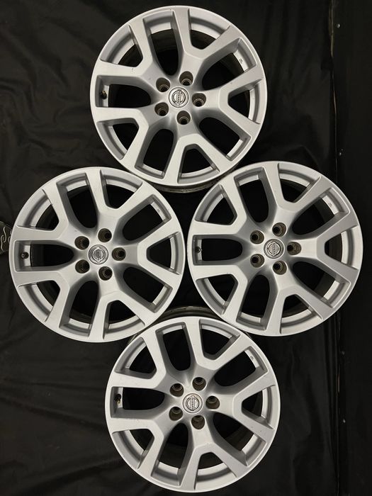 Диски R18 5x114.3 Et40 7J. Nissan Rogue X-trail Qashqai Juke Altima