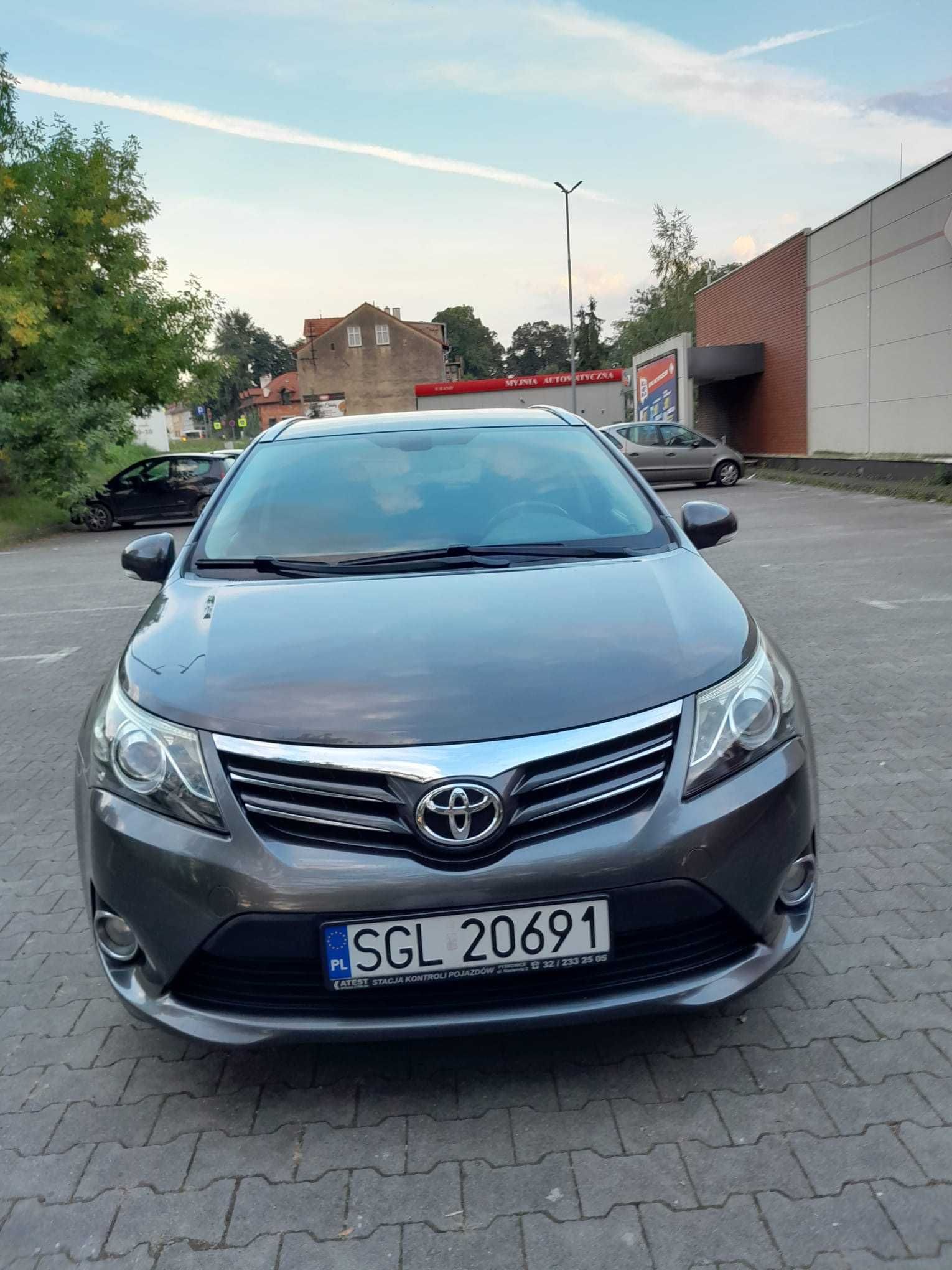 Toyota Avensis zadbana, bogate wyposażenie, ZAREJESTROWWNE