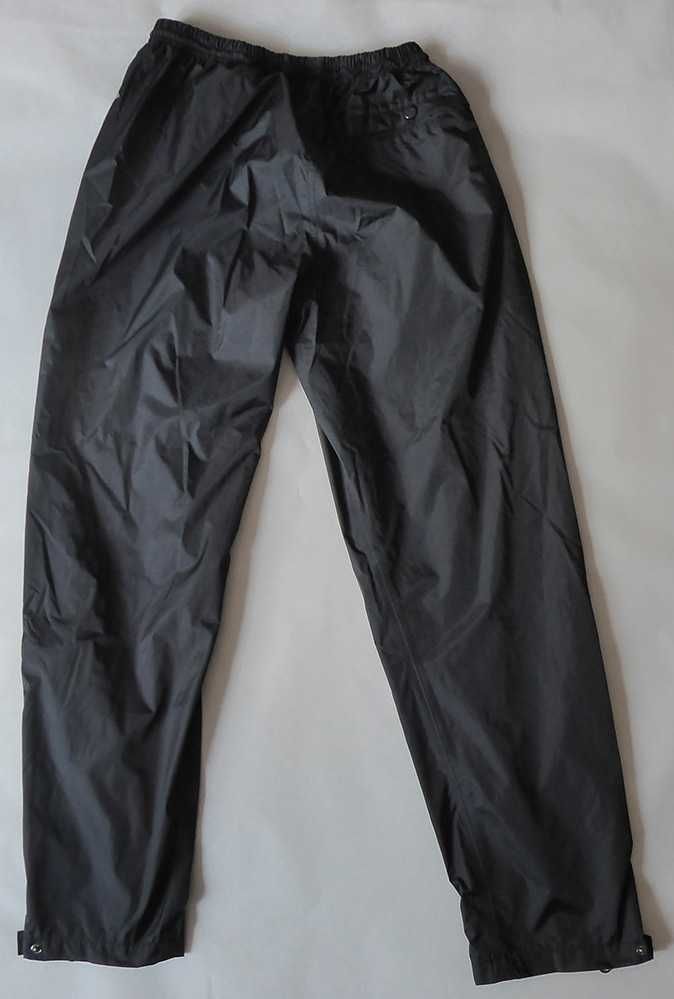 czarne spodnie przeciwdeszczowe pakowane do kieszonki