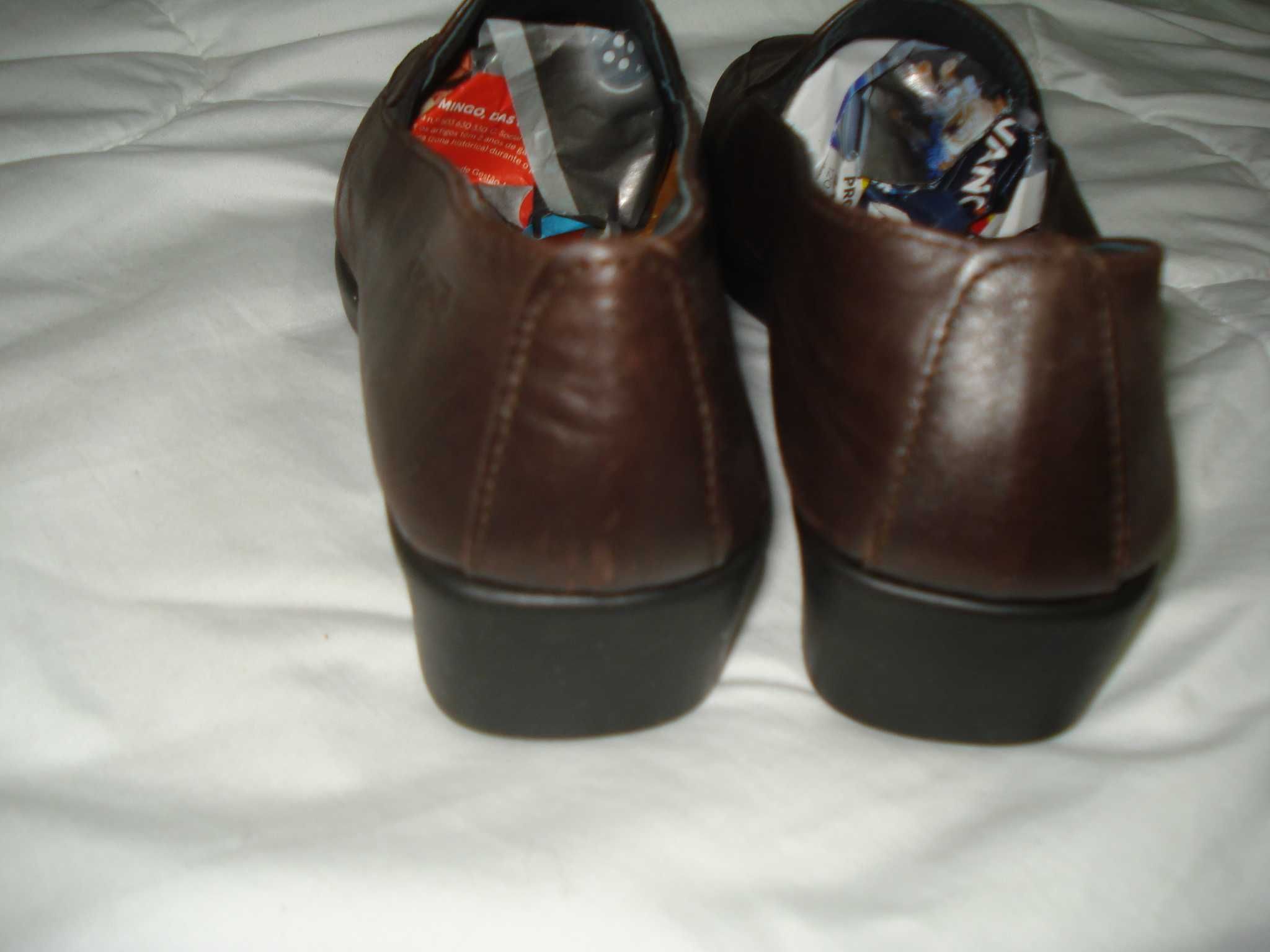 sapatos castanhos em pele