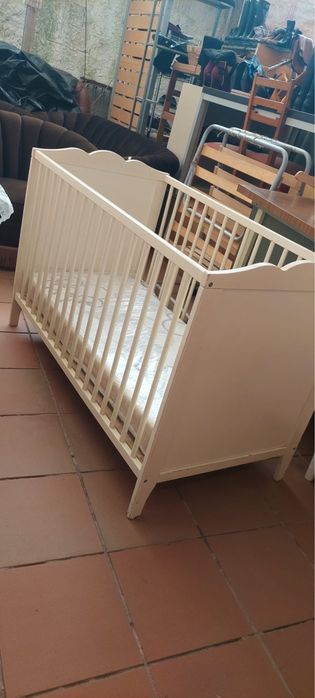 Berço de madeira branco