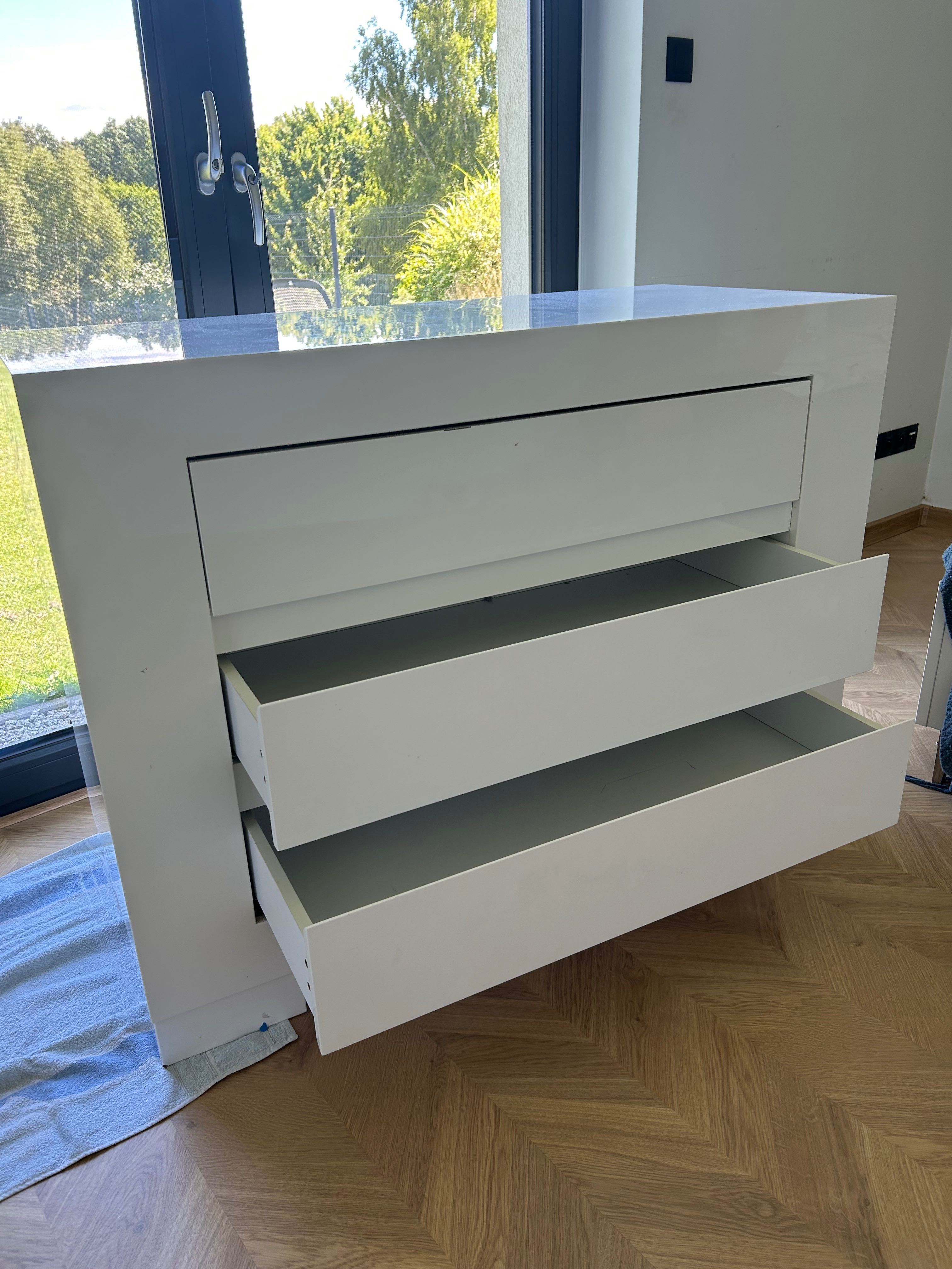 Szafa i komoda biała