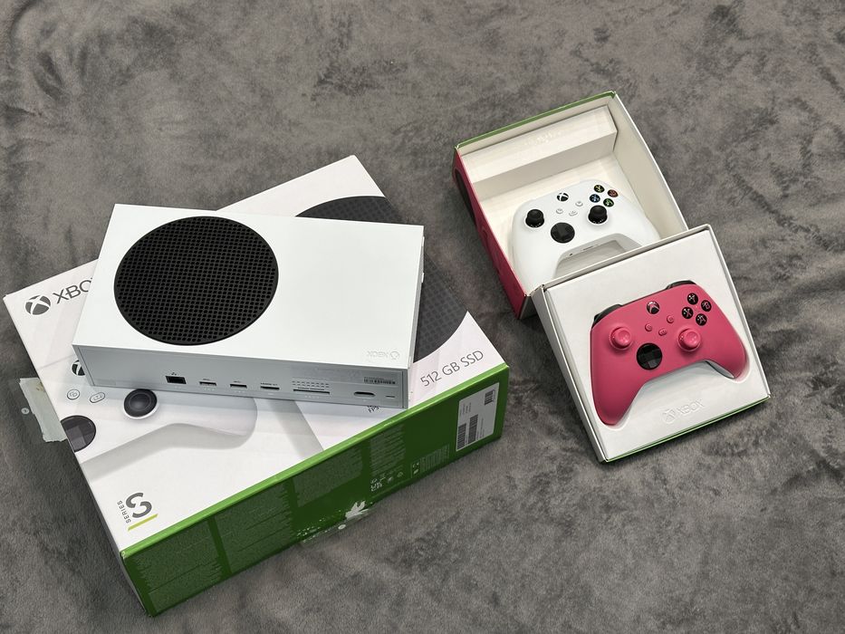 Xbox Series S 2 геймпади