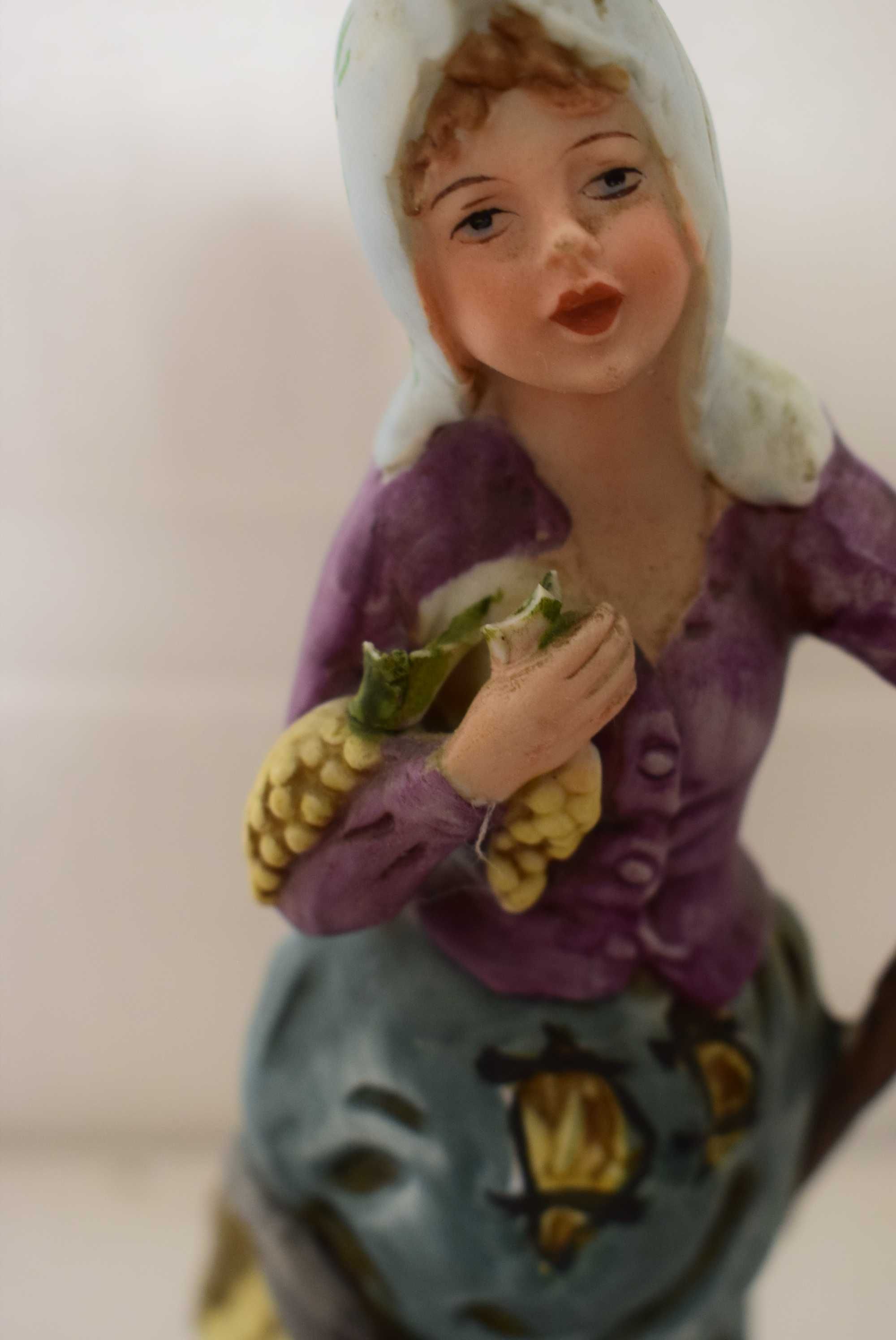 Włoska figurka porcelanowa -Capodimonte ,uszkodzona