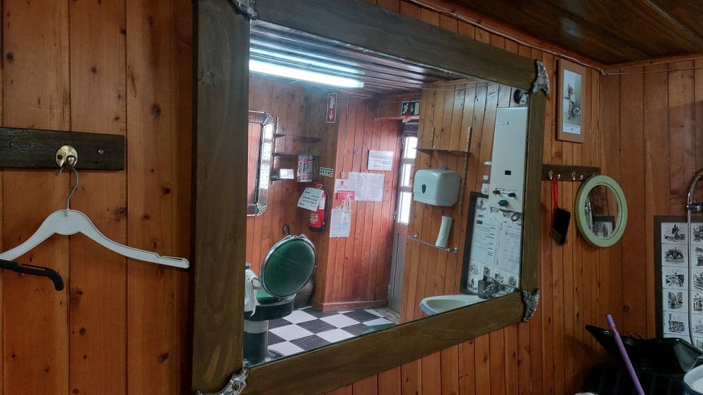 Cadeiras e espelhos para barbeiros