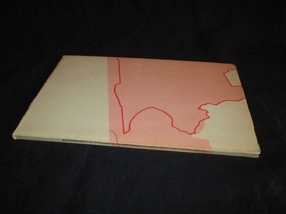Livro Moçambique o passado e o presente Mapril Gouveia