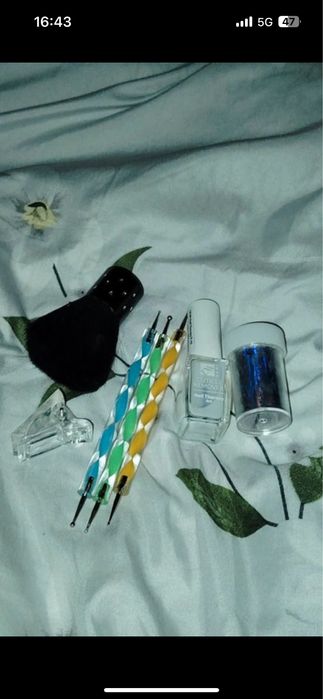 Rzedzy do paznokci + do paczki sa dodane dodatkowe rzeczy.