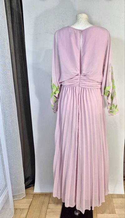 Cudna liliowa plisowana sukienka ze zdobioną górą w zielone kwiaty XXL