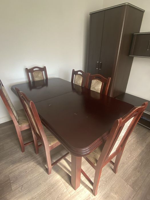 Zestaw ciemny brąz stół krzesła komoda