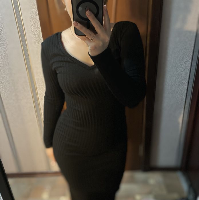 Чорна жіноча сукня міді