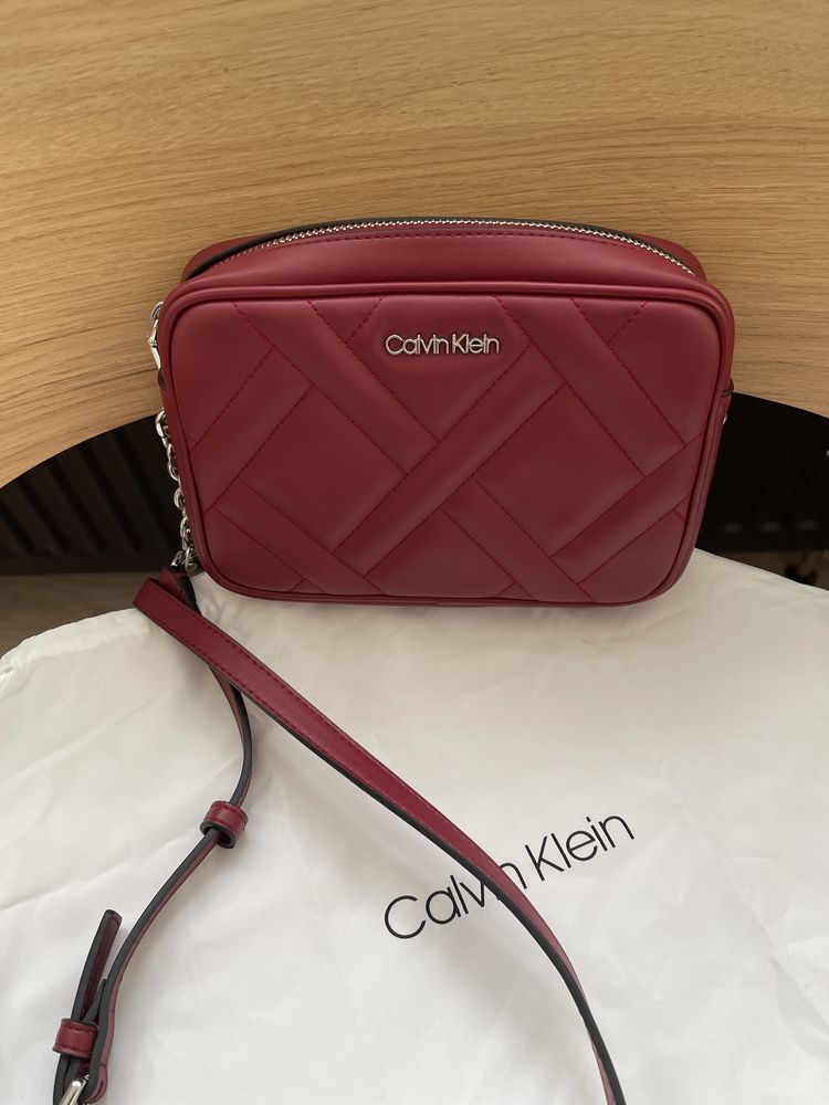 Сумка crossbody Calvin Klein колір матовий бордо/червоний