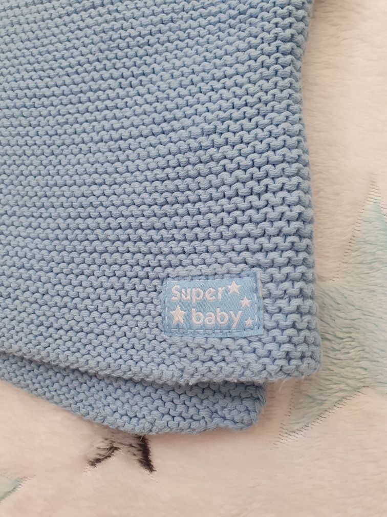 Śliczny niebieski sweterek dla niemowlaka 56/62 do chrztu BDB STAN
