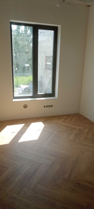 Укладка ламінату, вінілових покриттів, паркетної дошки. Шпалери