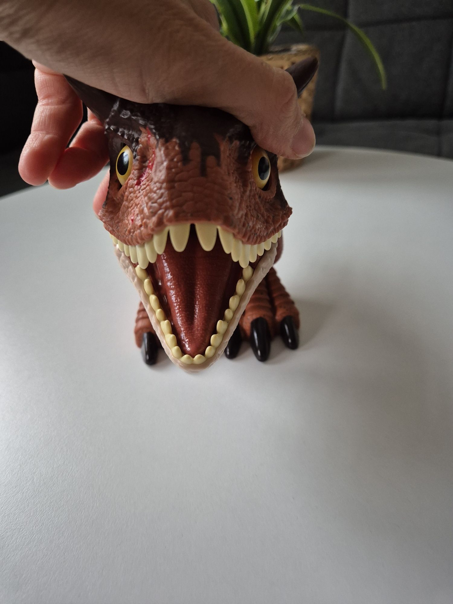 Dinozaur Carnotaurus Toro Karnotaur zabawka używana
