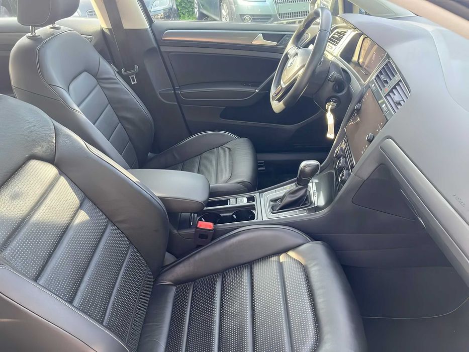 Volkswagen e-Golf      2019