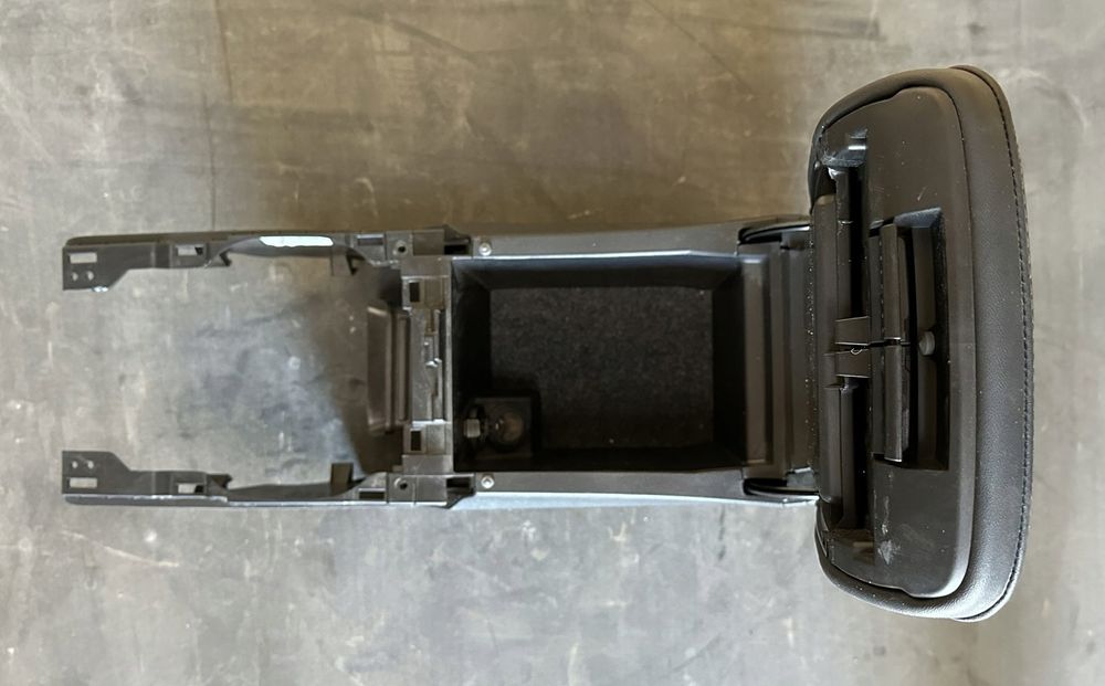 Продам подлокотник SUBARU LEGACY OUTBACK 2021