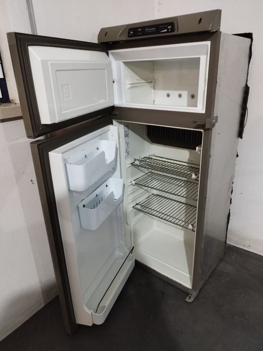 Frigorífico trivalente Electrolux com congelador separado para autocar