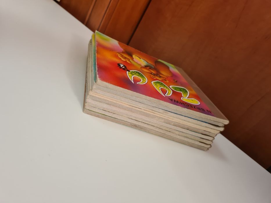 Zestaw twardych książeczek sprzed wielu lat