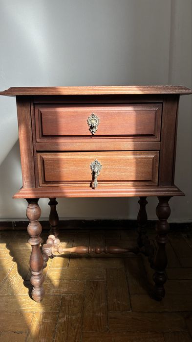 Cama de madeira com estrado