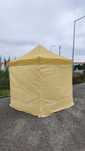 Tenda dobrável de 2x2 m e uma mesa dobrável