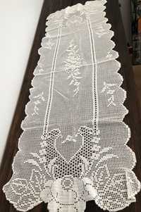 Pano/ caminho em crochet, bordado à mão