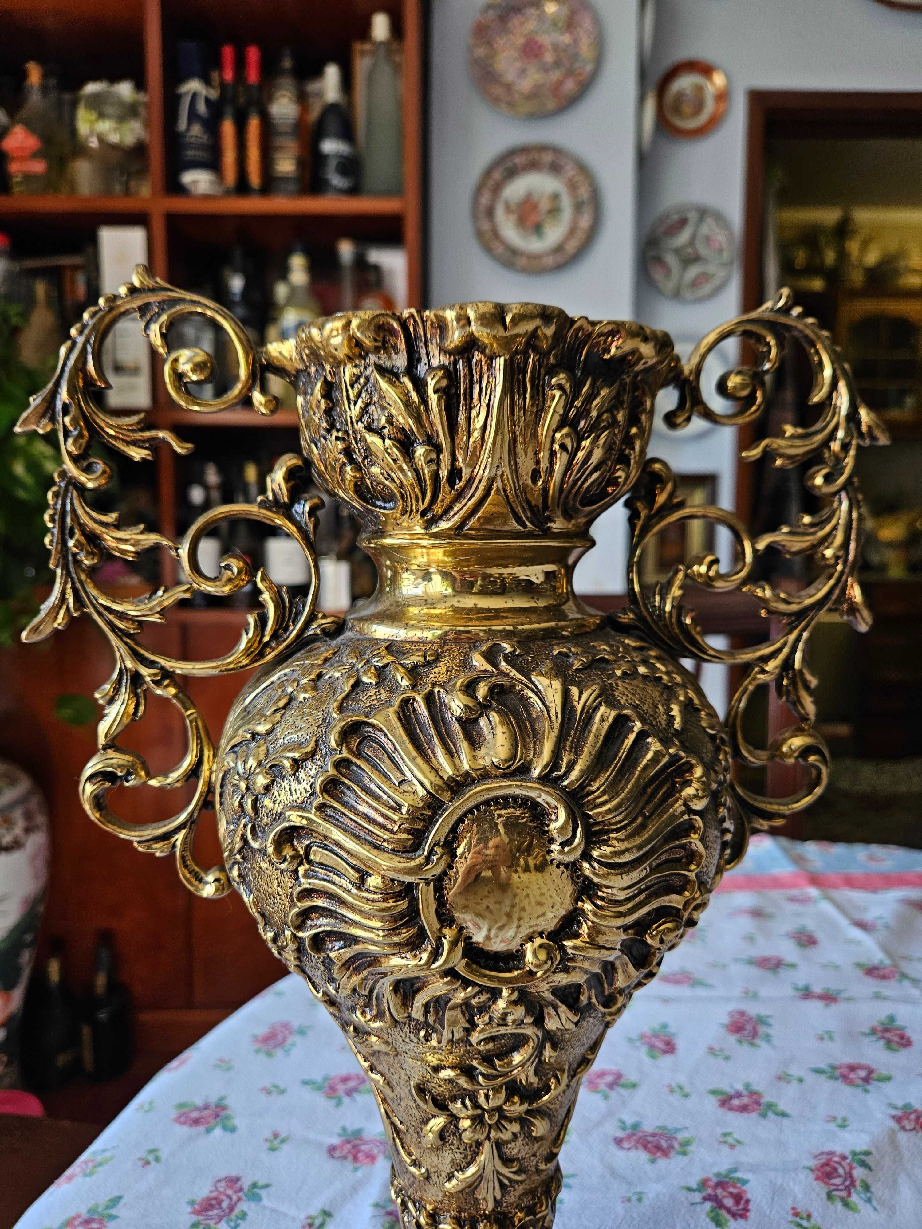 Taça antiga em latão