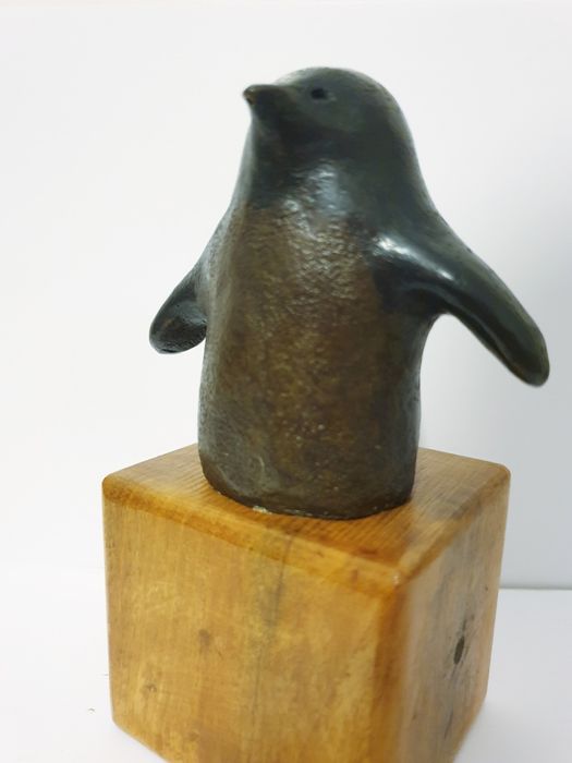 Magnifica escultura de um pinguim em bronze assinada