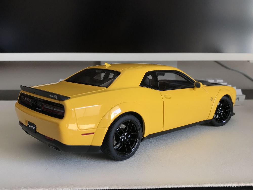 AutoArt Dodge Challenger SRT Hellcat Widebody 2018 Yellow jacket 1/18