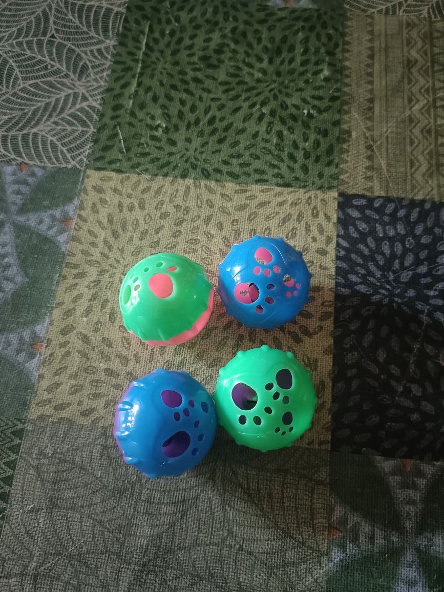 4 bolas pequenas brinquedos para gatos ( Portes Grátis)