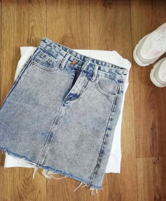 Блакитна джинсова спідниця з необробленим краєм
