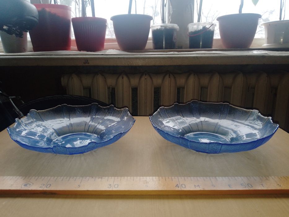 Продаються цукерниці та вироби з кришталю та скла.