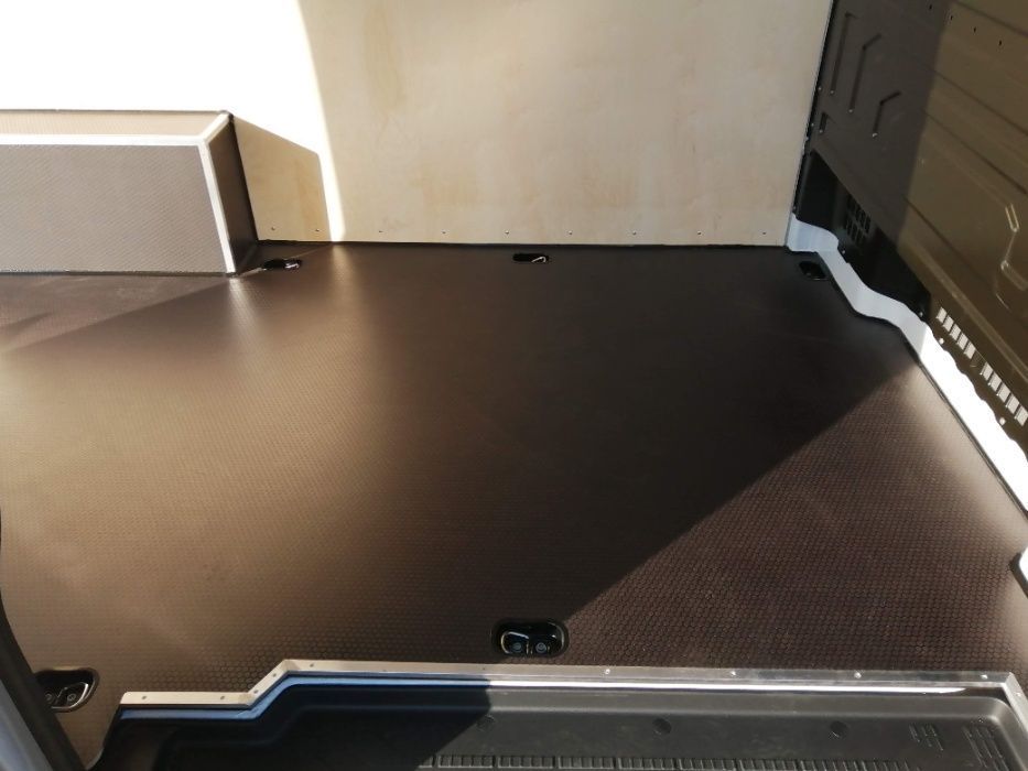 VW Crafter L4H3 Standardowa zabudowa przestrzeni ładunkowej auta