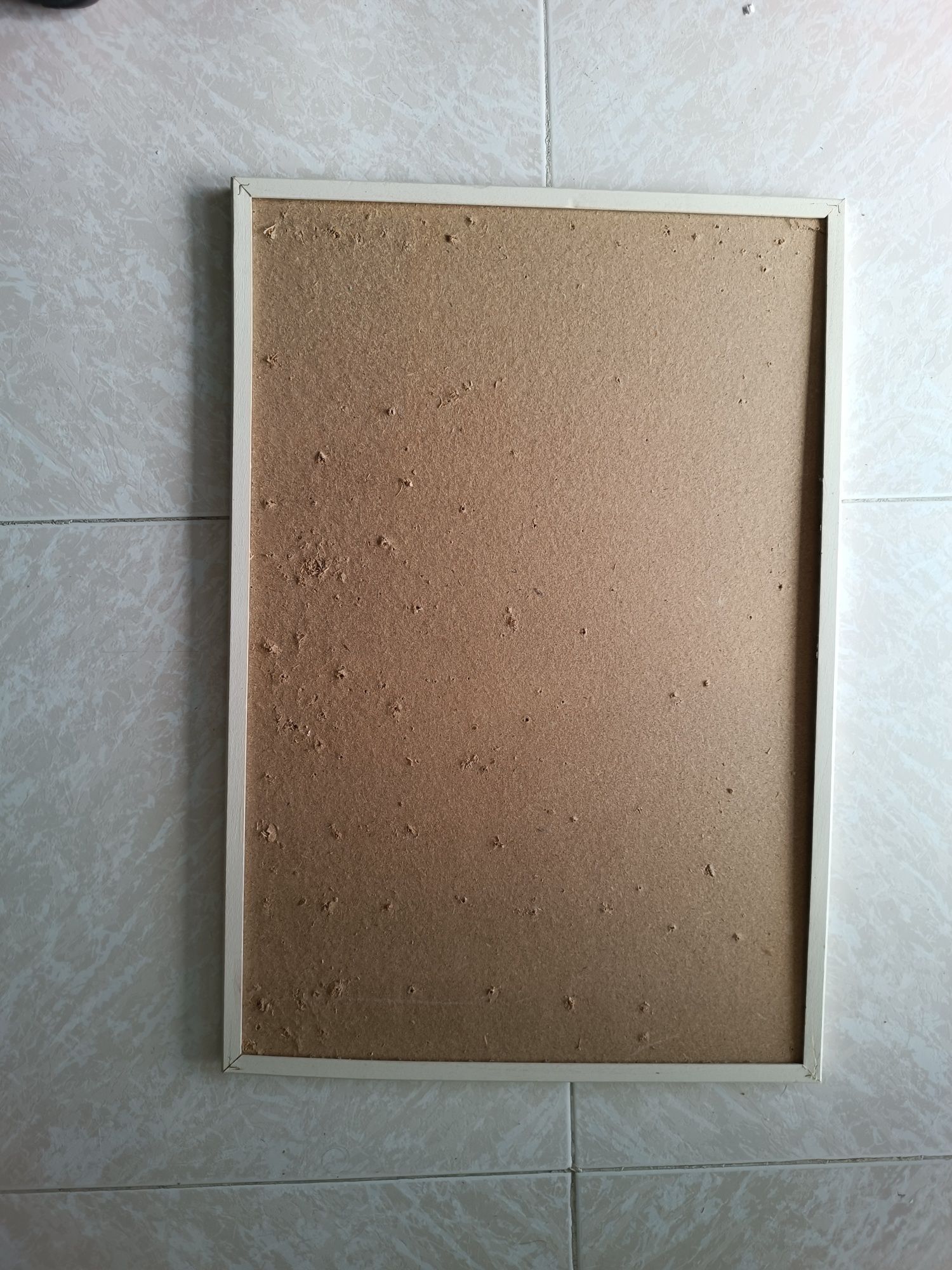 Quadro cortiça com pinos dourados