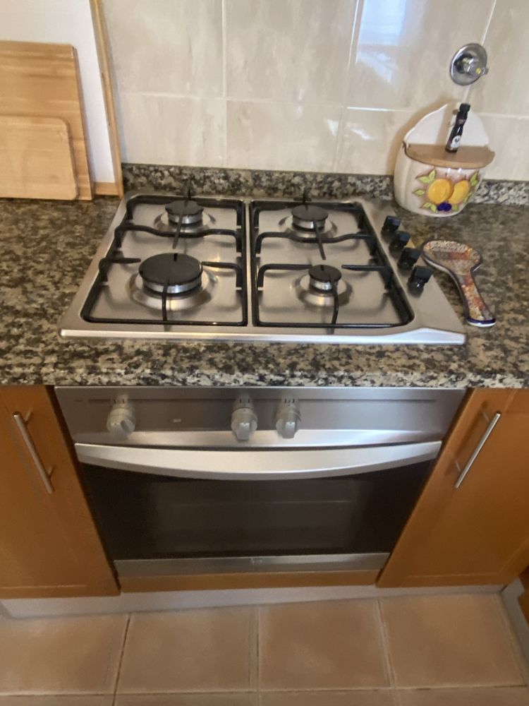 Cozinha equipada (moveis, eletrodomesticos, mesa e cadeiras)