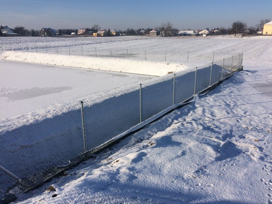 komplet ogrodzenia z siatki wraz z podmurówką