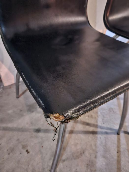 Duas cadeiras pretas