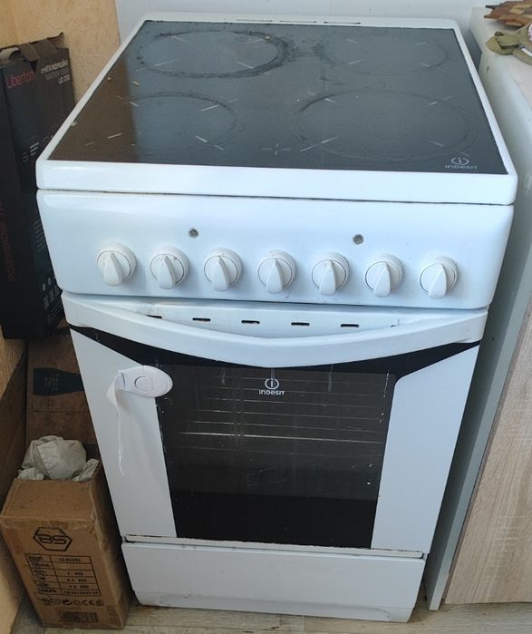 Електрична плита Indesit в доброму стані