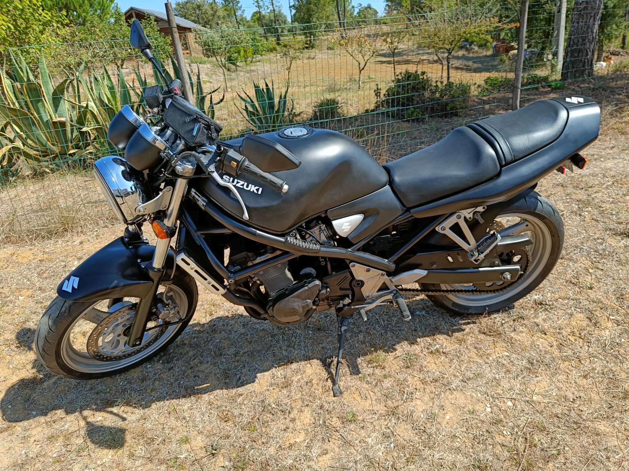 SUZUKI GSF 400 Reconstruida