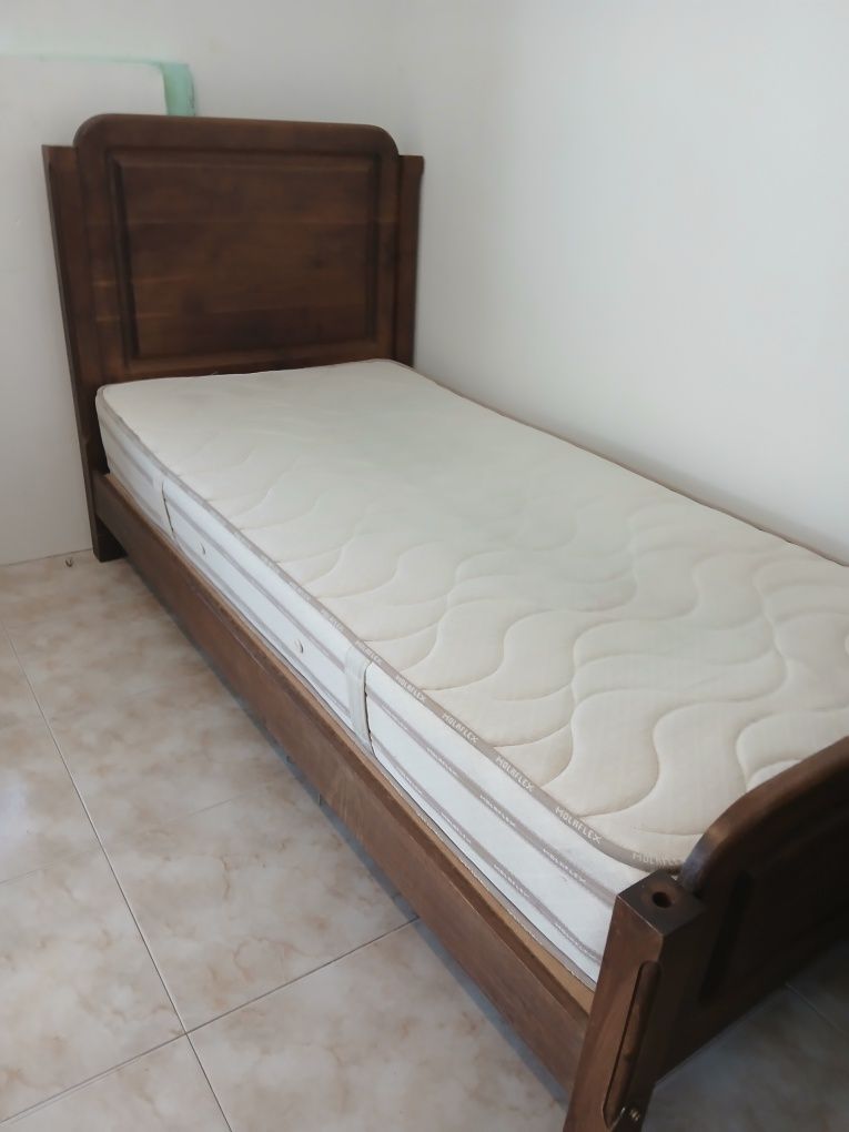 Cama de solteiro de madeira com colchão