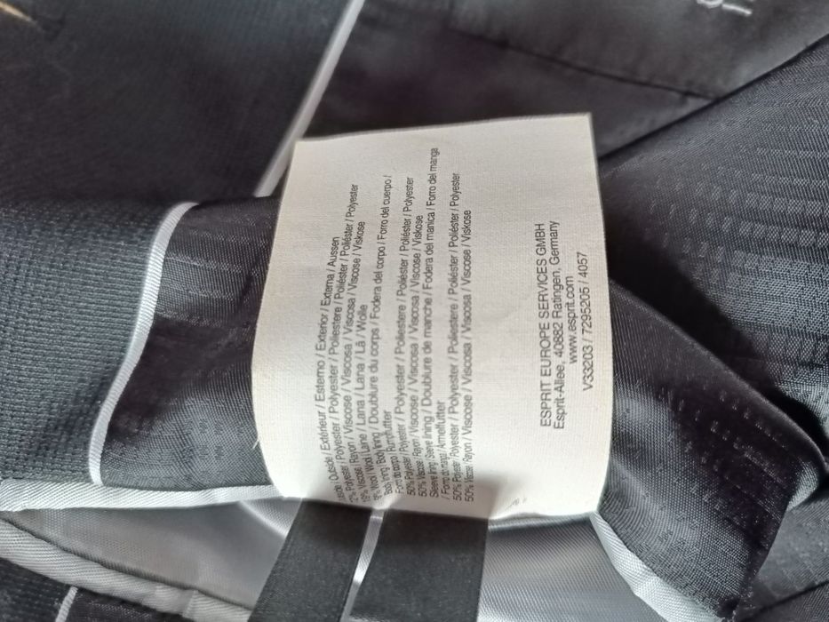 Męski  garnitur Esprit w rozmiarze M/L, czarny.