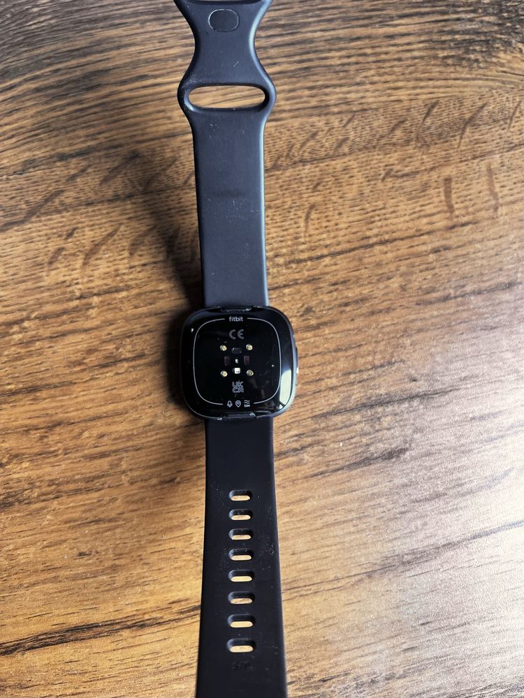 Zegarek fitbit Versa 4 + ładowarka