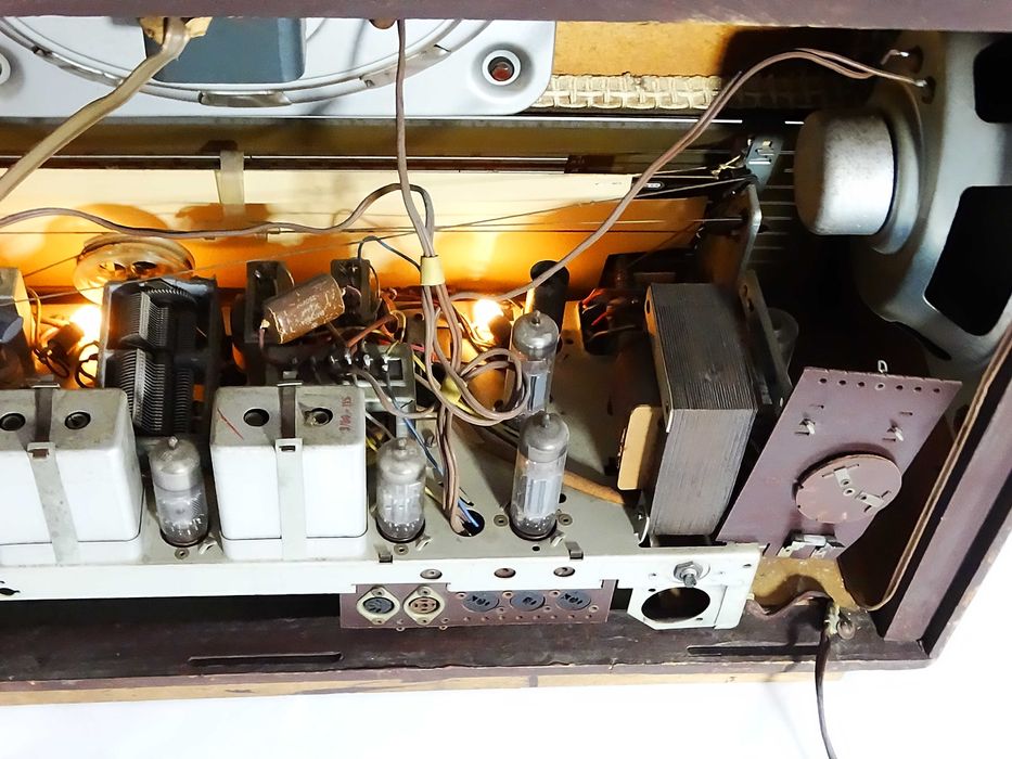 Vollstereo 609W EM84 radio produkowane Kuba-Imperial w latach 1960.