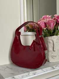 Красная лаковая сумочка