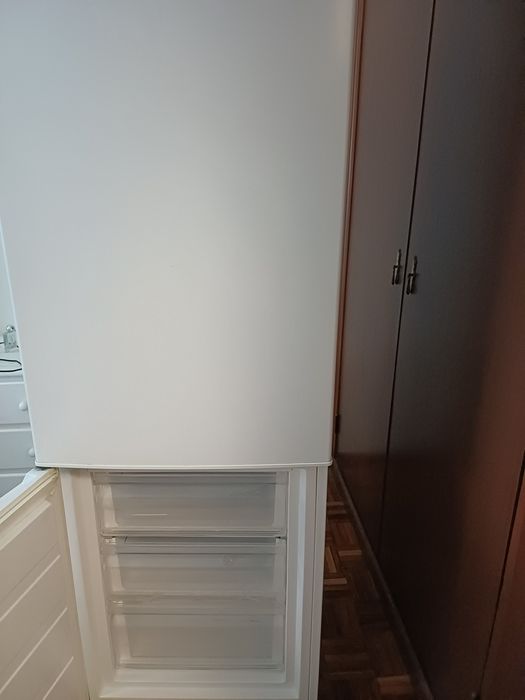 Frigorífico combinado semi novo 170e