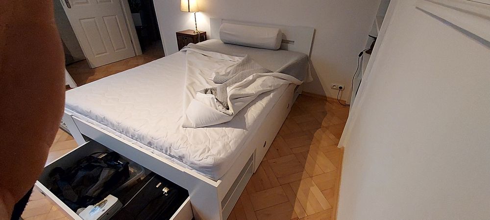 Łóżko z pojemnikami i materacem