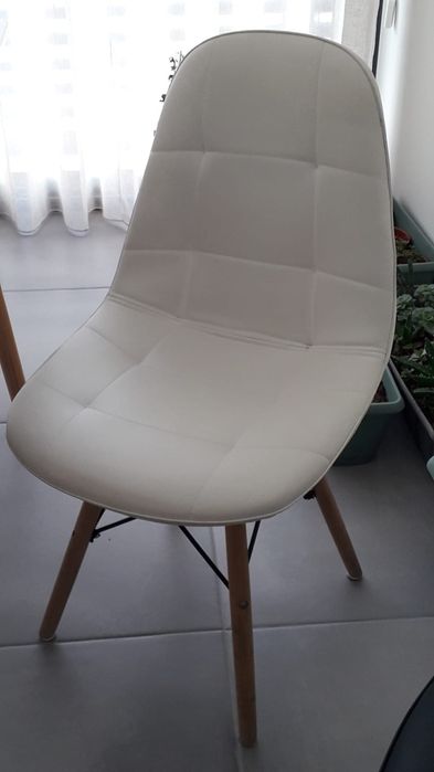 Cadeiras em branco ou preto com pés em madeira