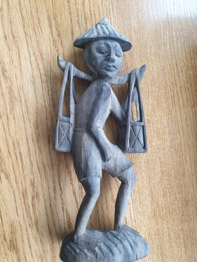 Drewniana figurka heban chłopiec z wiaderkami