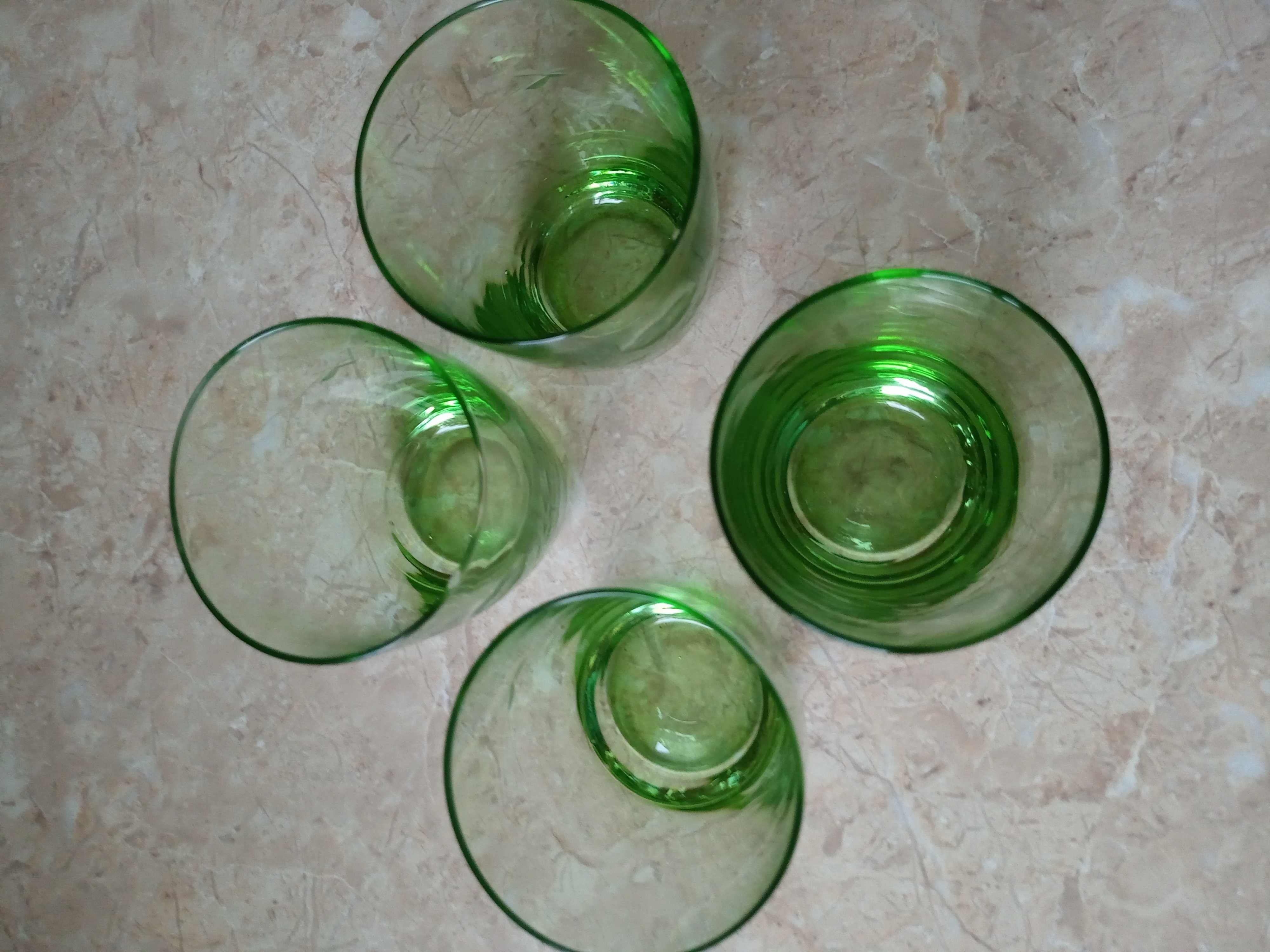 Kolorowe, zielone szklanki