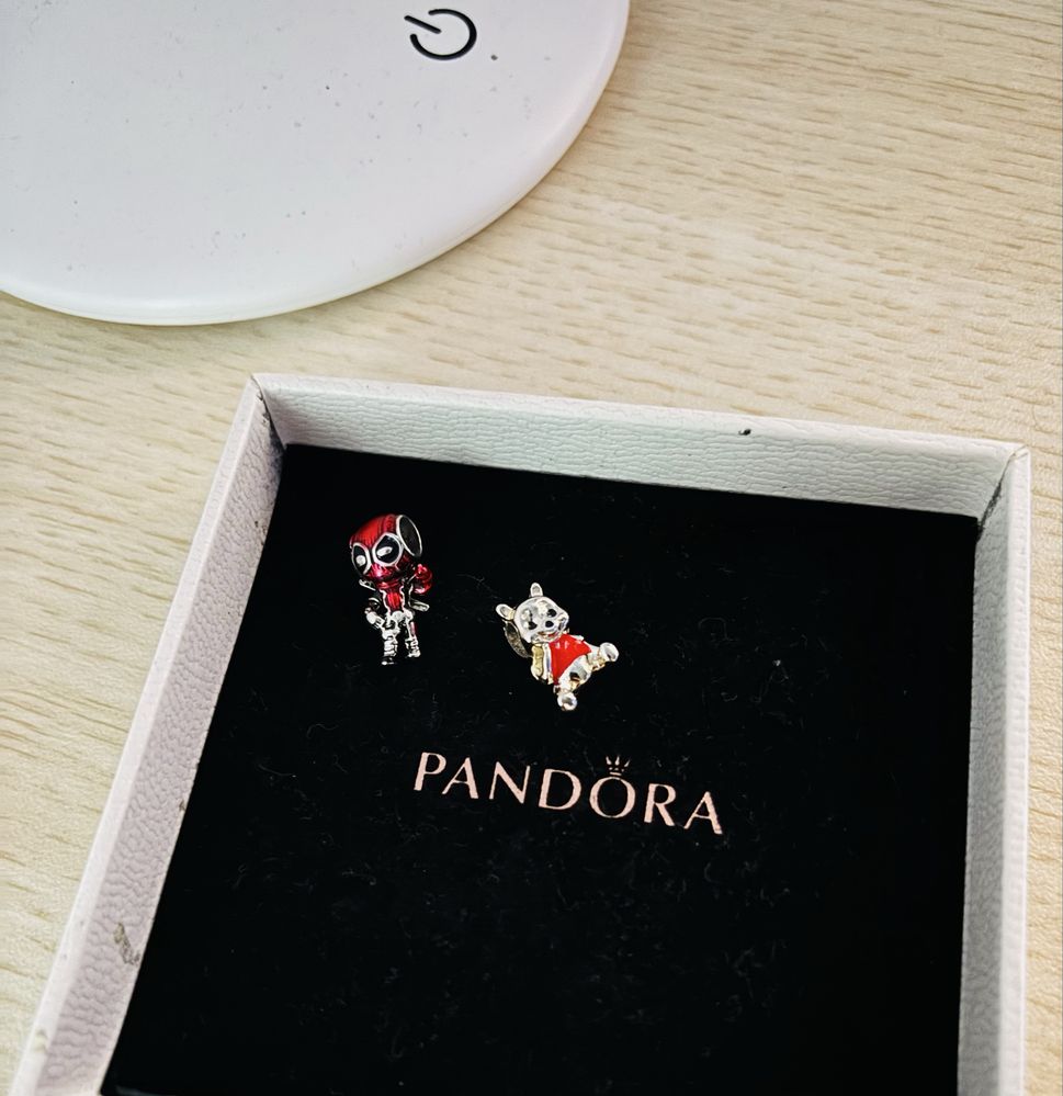 Vendo pulseira pandora original nova com dois pingentes