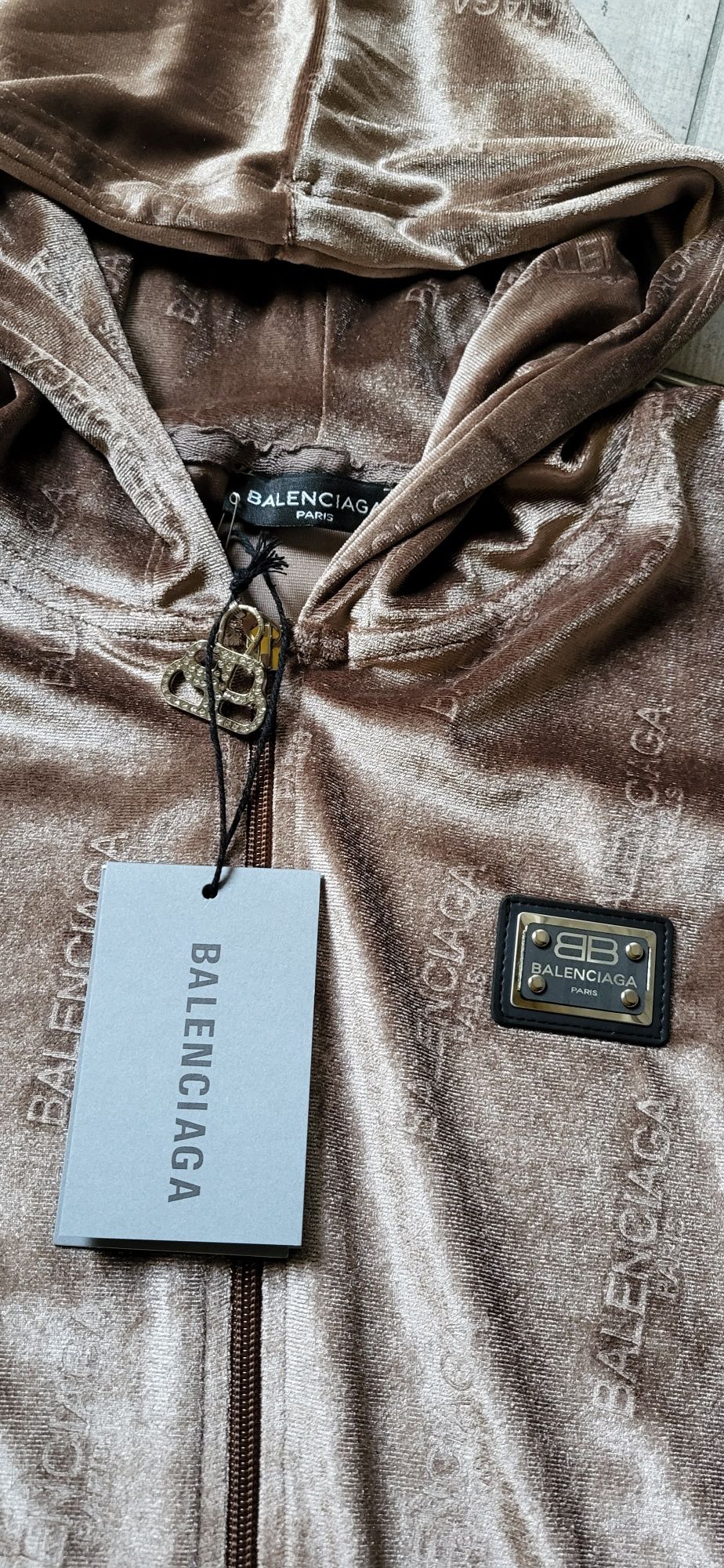 Balenciaga śliczny dres beżowy welurowy tlocznone logo premium S